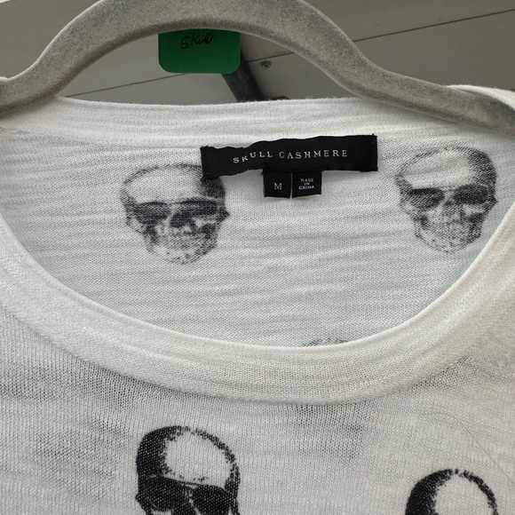 🖤 Skull Cashmere White Skull Print Tee - Size M - Picture 4 of 7